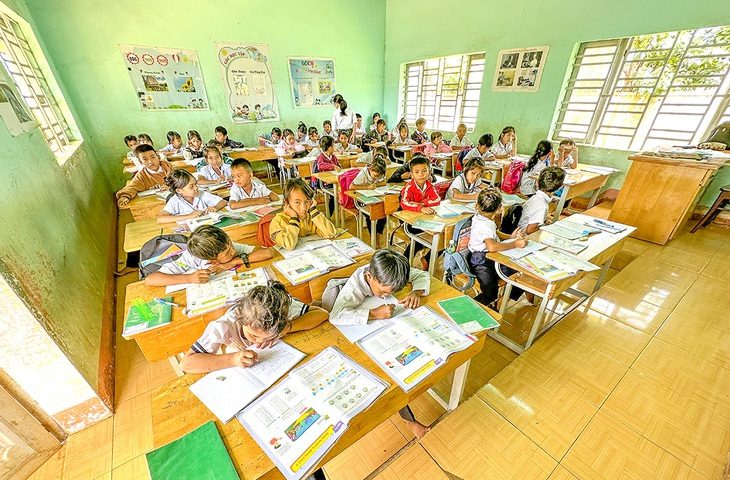 Một lớp học ghép từ hai lớp 3 tại Trường tiểu học Y Jut (huyện Krông Pắk, Đắk Lắk) - Ảnh: TRUNG TÂN