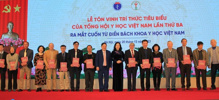Bộ trưởng Bộ Y tế Đào Hồng Lan trao danh hiệu “Trí thức tiêu biểu của Tổng hội Y học Việt Nam” lần thứ 3 tặng các trí thức tiêu biểu - Ảnh: NGUYỄN NHIÊN Bộ trưởng Bộ Y tế Đào Hồng Lan trao danh hiệu “Trí thức tiêu biểu của Tổng hội Y học Việt Nam” lần thứ 3 tặng các trí thức tiêu biểu - Ảnh: NGUYỄN NHIÊN