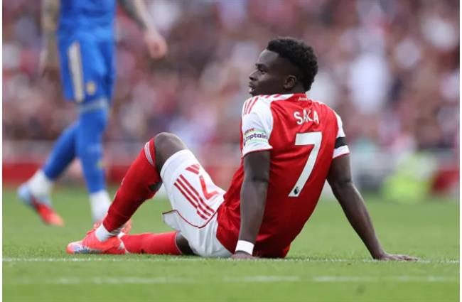 Bukayo Saka dinh chan thuong o tran dau voi Leeds United.