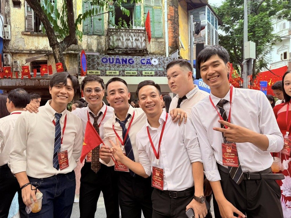 Việt Hoa, Đỗ Duy Nam,... cùng dàn nghệ sĩ hào hứng tham gia hợp luyện diễu binh, diễu hành dịp "A80" - Ảnh 2.
