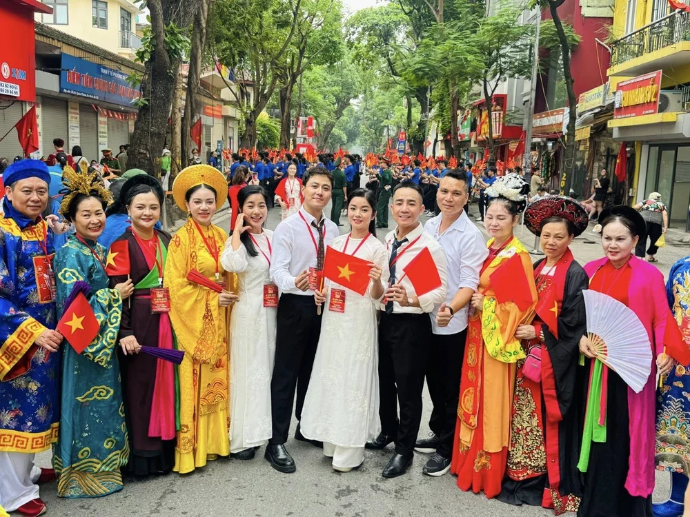 Việt Hoa, Đỗ Duy Nam,... cùng dàn nghệ sĩ hào hứng tham gia hợp luyện diễu binh, diễu hành dịp "A80" - Ảnh 3.