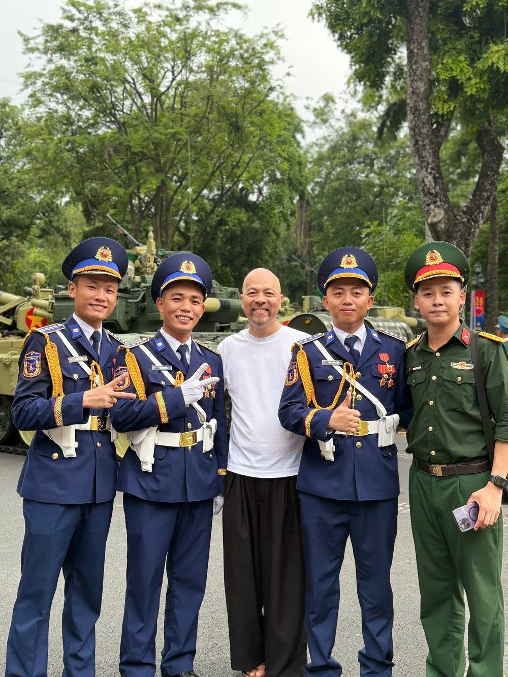 Việt Hoa, Đỗ Duy Nam,... cùng dàn nghệ sĩ hào hứng tham gia hợp luyện diễu binh, diễu hành dịp "A80" - Ảnh 4.