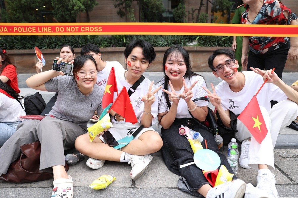 Hà Nội: Người dân ngay ngắn xếp hàng mong chờ đến giờ tổng hợp luyện lần thứ nhất - Ảnh 7.