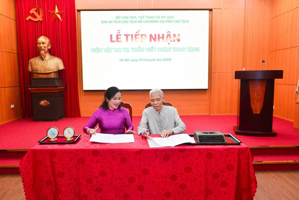 Khu Di tích Phủ Chủ tịch tiếp nhận hiện vật do người cận vệ trung thành của Bác Hồ trao tặng - Ảnh 2.