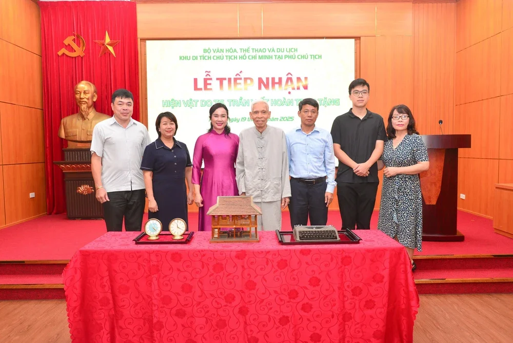 Khu Di tích Phủ Chủ tịch tiếp nhận hiện vật do người cận vệ trung thành của Bác Hồ trao tặng - Ảnh 3.