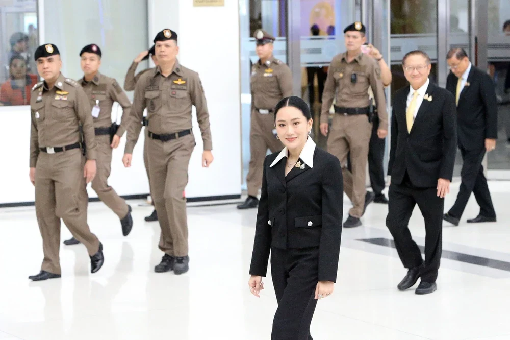 Thủ tướng Thái Lan bị đình chỉ Paetongtarn Shinawatra ra hầu tòa - Ảnh 1.