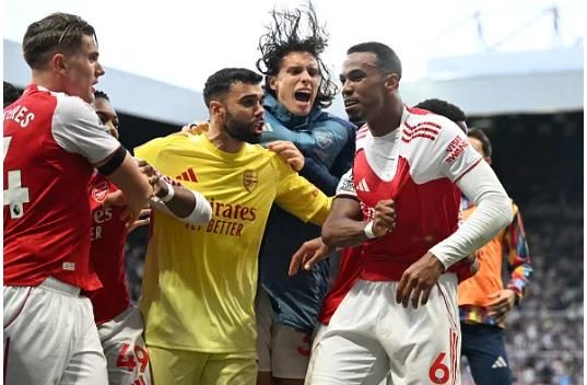 Rio Ferdinand dự đoán cuộc đua vô địch ở Ngoại hạng Anh mùa này. Rio Ferdinand du doan cuoc dua vo dich o Ngoai hang Anh mua nay.