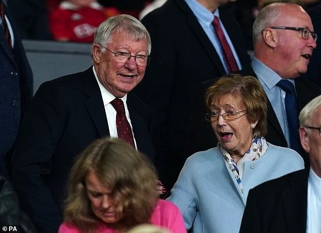 Xúc động khoảnh khắc Sir Alex Ferguson nhảy cùng fan MU mắc chứng mất trí nhớ - Ảnh 2. Xúc động khoảnh khắc Sir Alex Ferguson nhảy cùng fan MU mắc chứng mất trí nhớ - Ảnh 2.