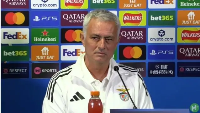 Jose Mourinho cam on nhung loi khen tu Pedro Neto.