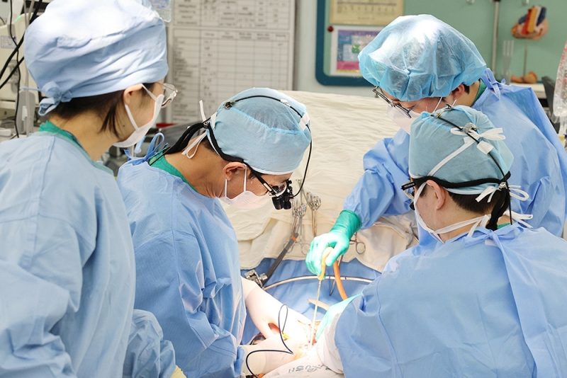 Công nghệ mới giúp bác sĩ "vá" xương ngay trong phòng mổ - Ảnh 1. Công nghệ mới giúp bác sĩ "vá" xương ngay trong phòng mổ - Ảnh 1.