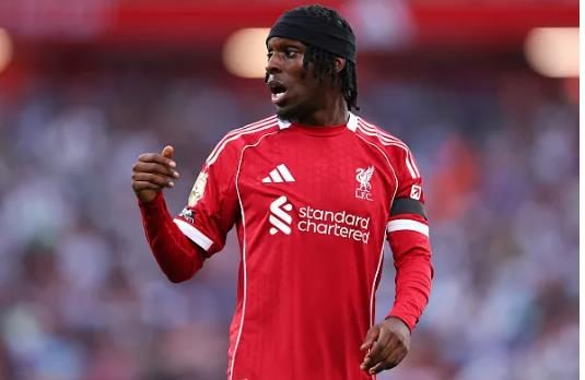 Arne Slot duoc khuyen de Jeremie Frimpong du bi truoc Everton.