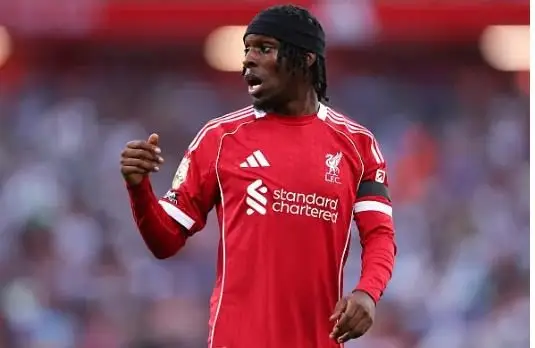 Arne Slot duoc khuyen de Jeremie Frimpong du bi truoc Everton.