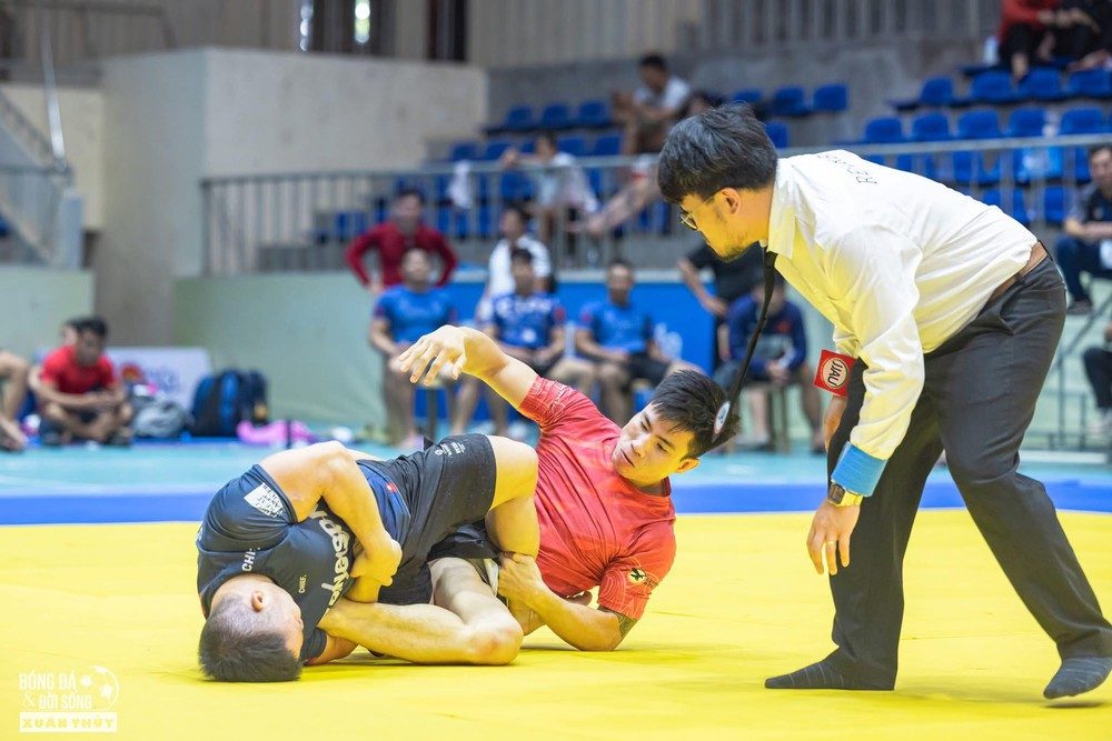 Nhà vô địch Jujitsu thế giới của Việt Nam dùng tuyệt kỹ đánh bại võ sĩ vô địch MMA, khẳng định vị thế số 1 - Ảnh 2. Nhà vô địch Jujitsu thế giới của Việt Nam dùng tuyệt kỹ đánh bại võ sĩ vô địch MMA, khẳng định vị thế số 1 - Ảnh 2.