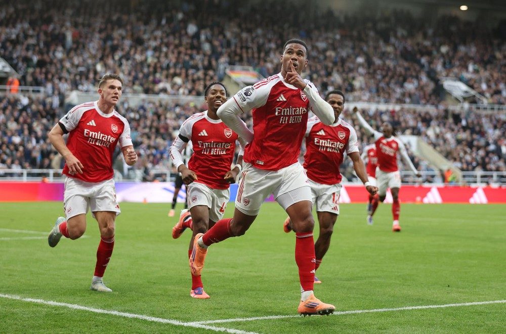 Cuộc đua vô địch Ngoại hạng Anh: Liverpool, Arsenal áp sát rồi đấy! - Ảnh 1.