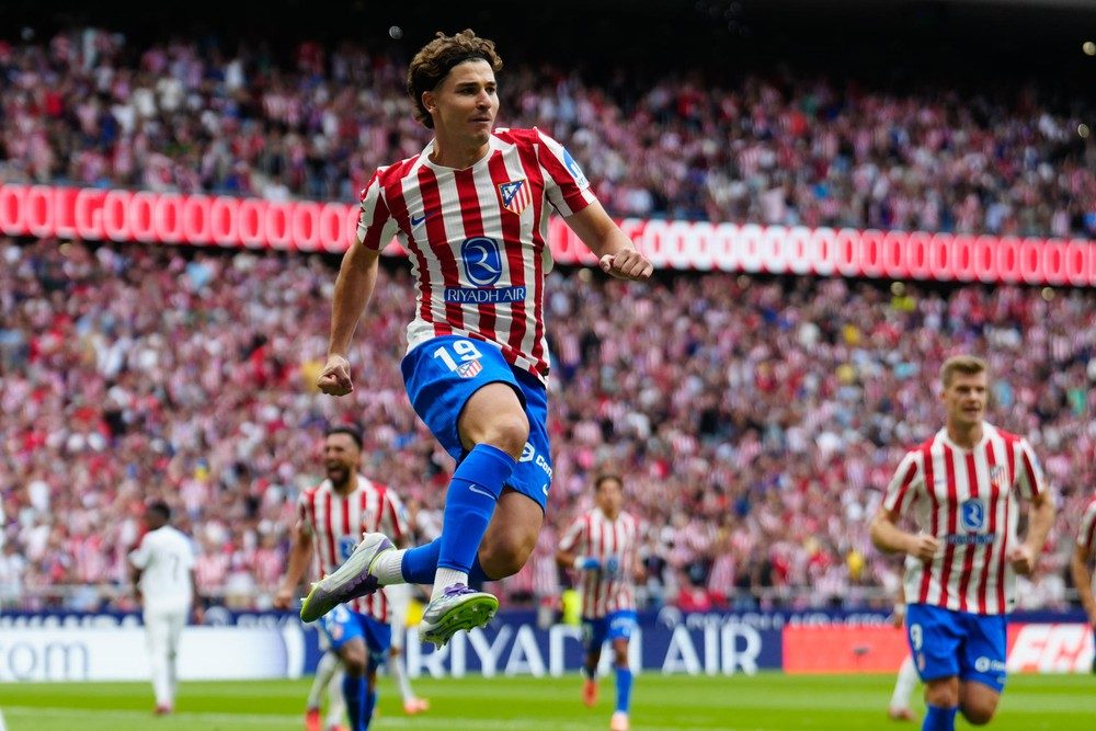 Atletico thắng lịch sử 5-2 trước Real Madrid: Julian Alvarez siêu hạng - Ảnh 1. Atletico thắng lịch sử 5-2 trước Real Madrid: Julian Alvarez siêu hạng - Ảnh 1.