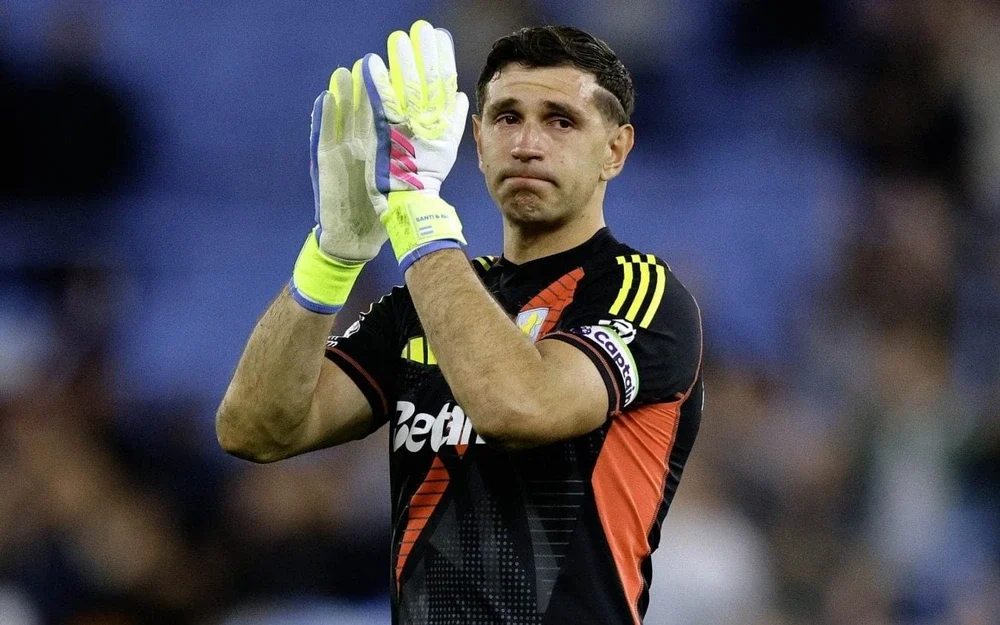 Emiliano Martinez tự hủy hoại bản thân lẫn đội bóng - Ảnh 1.
