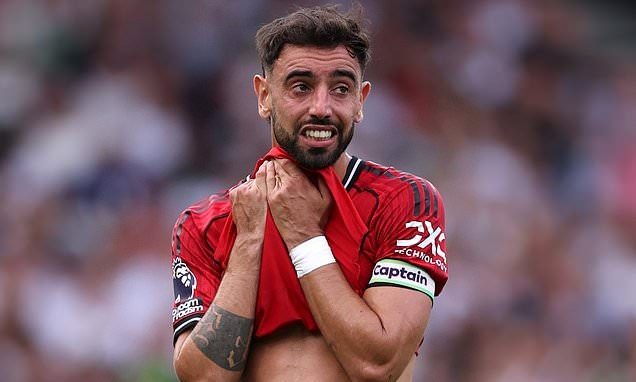 Bruno Fernandes đáp trả chỉ trích và khẳng định vai trò đội trưởng tại MU - Ảnh 1. Bruno Fernandes đáp trả chỉ trích và khẳng định vai trò đội trưởng tại MU - Ảnh 1.