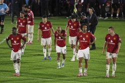 de-grimsby-loai-o-carabao-cup-man-utd-lap-ky-luc-dang-buon-20250828072859