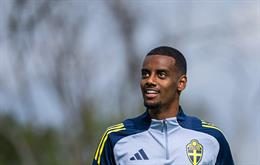 Viktor Gyokeres chúc mừng Alexander Isak