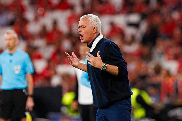Mourinho sắp dẫn dắt Benfica? Mourinho sắp dẫn dắt Benfica?