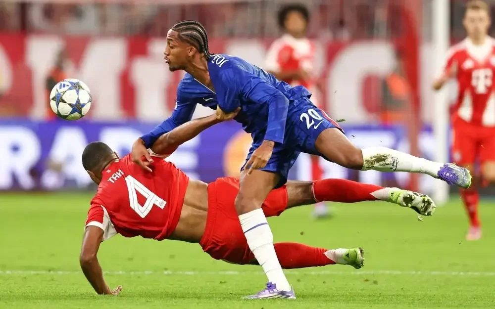 HLV và CĐV Chelsea bức xúc vì hậu vệ Bayern không bị đuổi sau tình huống 'đấu vật' với Joao Pedro - Ảnh 1. HLV và CĐV Chelsea bức xúc vì hậu vệ Bayern không bị đuổi sau tình huống 'đấu vật' với Joao Pedro - Ảnh 1.