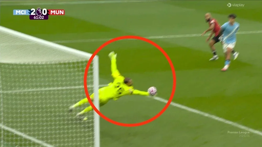 Các thủ môn huyền thoại ca ngợi Donnarumma, Man City sẽ mạnh lên rất nhiều - Ảnh 1. Các thủ môn huyền thoại ca ngợi Donnarumma, Man City sẽ mạnh lên rất nhiều - Ảnh 1.