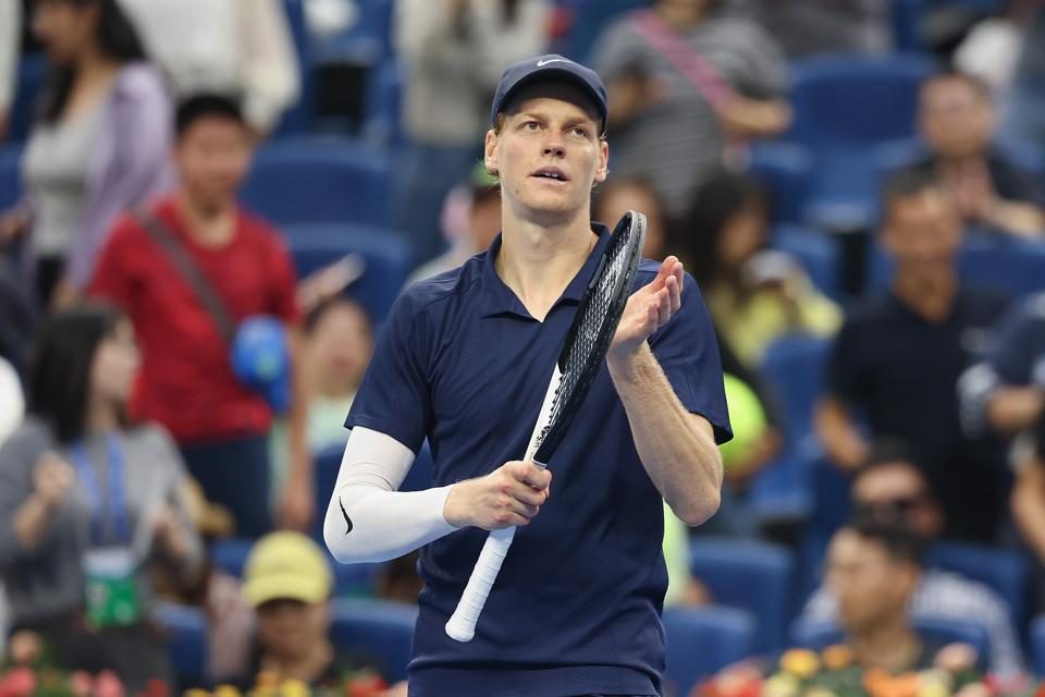 Jannik Sinner đang phải cải tiến lối chơi để tránh bị Alcaraz bắt bài Jannik Sinner đang phải cải tiến lối chơi để tránh bị Alcaraz bắt bài