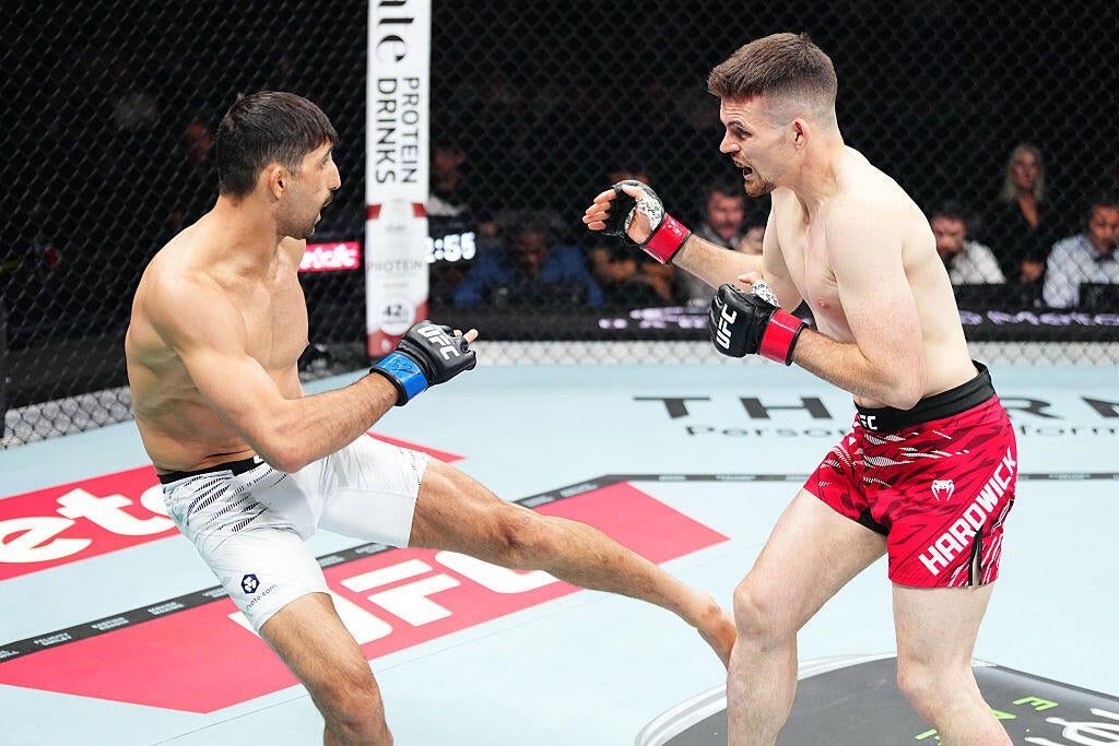 ufc-paris-doi-cong-ruc-lua-khep-lai-dem-dau-ky-luc202-1