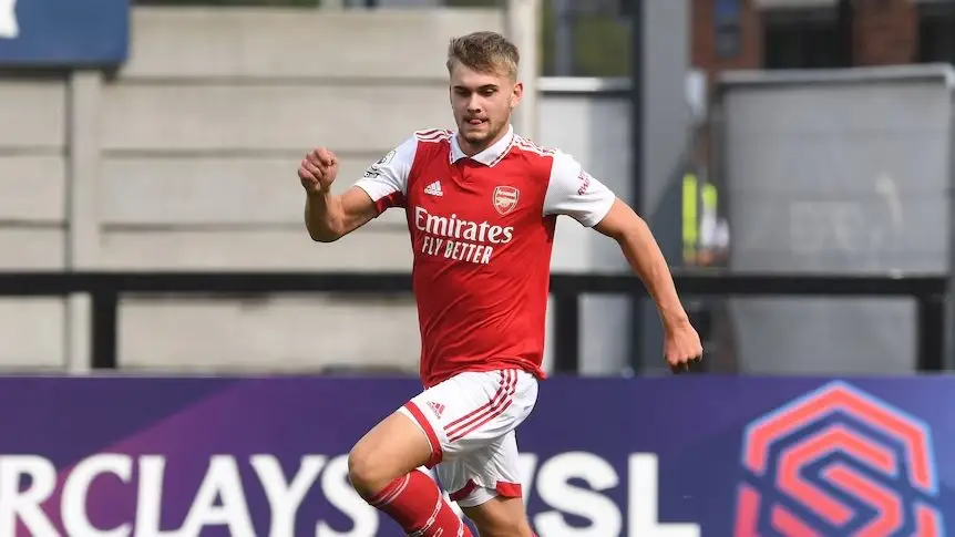 Cựu cầu thủ thuộc biên chế Arsenal, Billy Vigar, đã qua đời ở tuổi 21 sau khi gặp phải chấn thương sọ não nghiêm trọng trong lúc thi đấu cho Chichester City vào cuối tuần trước