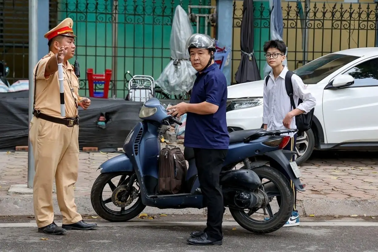 Hà Nội triển khai cao điểm xử lý học sinh, sinh viên vi phạm giao thông - Ảnh 1.