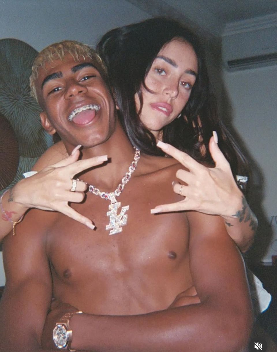 Đang nghỉ thi đấu vì chấn thương, Lamine Yamal gây sốc với ảnh nhấc bổng bạn gái rapper - Ảnh 4.