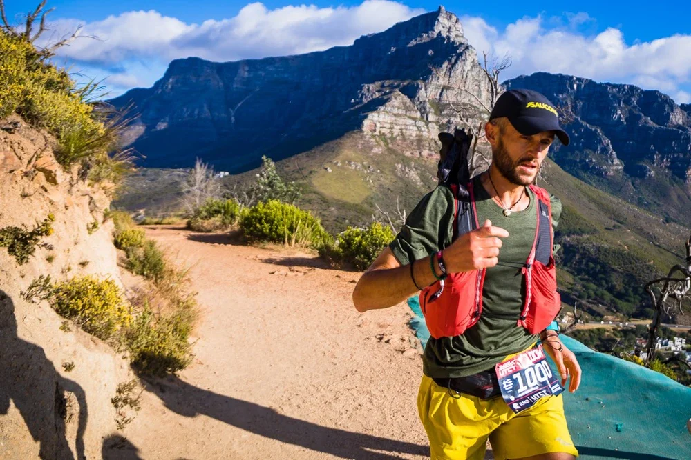 VĐV ultramarathon người Hy Lạp Fotis Zisimopoulos vừa thực hiện màn tập luyện phi thường khi 3 lần hoàn thành cự ly marathon chỉ trong một ngày, tất cả trên sân điền kinh quê nhà Agrinio.