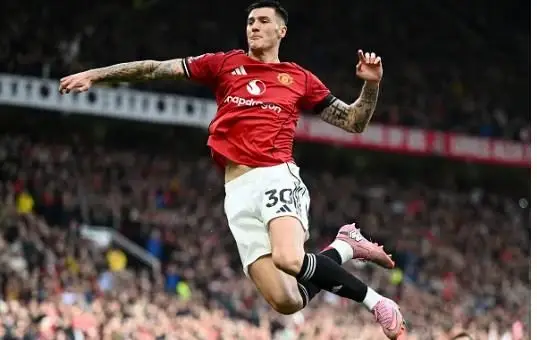 Wayne Rooney len tieng khen ngoi Benjamin Sesko.