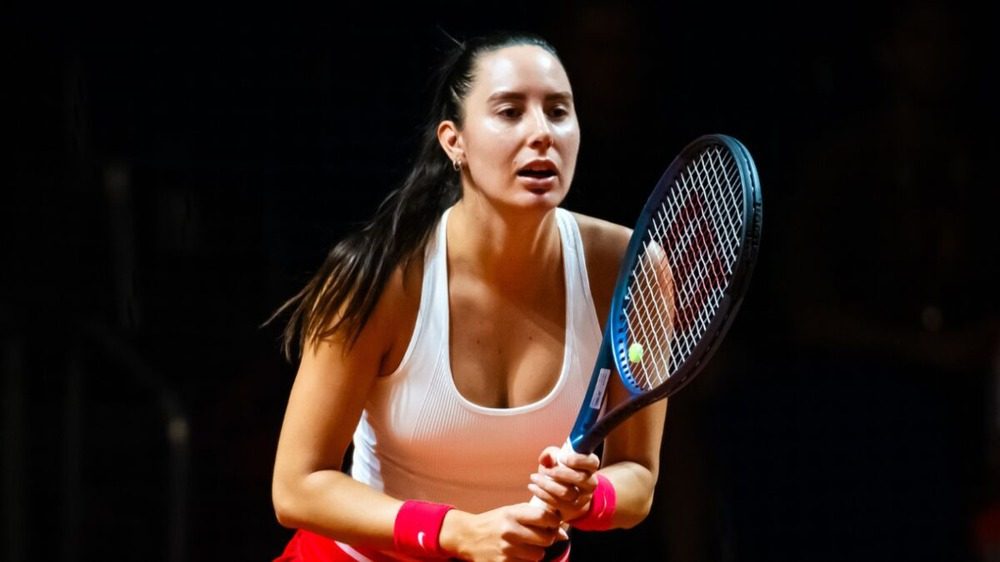 Tay vợt tennis chuyên nghiệp đầu tiên xác nhận nâng ngực bất chấp cảnh báo 'không thể thi đấu' - Ảnh 1.