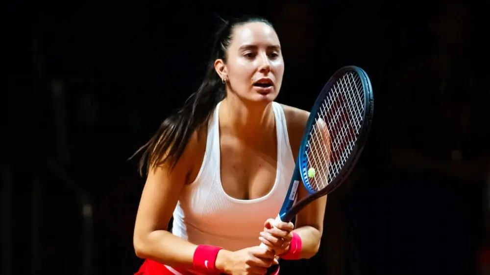 Tay vợt tennis chuyên nghiệp đầu tiên xác nhận nâng ngực bất chấp cảnh báo 'không thể thi đấu' - Ảnh 1.