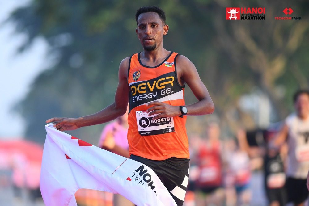 Chân chạy Ethiopia Kure Takere Ebisa vượt qua tất cả để về đích đầu tiên ở cự ly 42km của nam tại giải Techcombank Hanoi International Marathon 2025 với thời gian 2 giờ 29 phút 35 giây. Chân chạy Ethiopia Kure Takere Ebisa vượt qua tất cả để về đích đầu tiên ở cự ly 42km của nam tại giải Techcombank Hanoi International Marathon 2025 với thời gian 2 giờ 29 phút 35 giây.