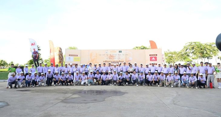Giải golf quyên góp 200 triệu đồng cho quỹ 'Ươm mầm tài năng kinh doanh' - Ảnh 1.