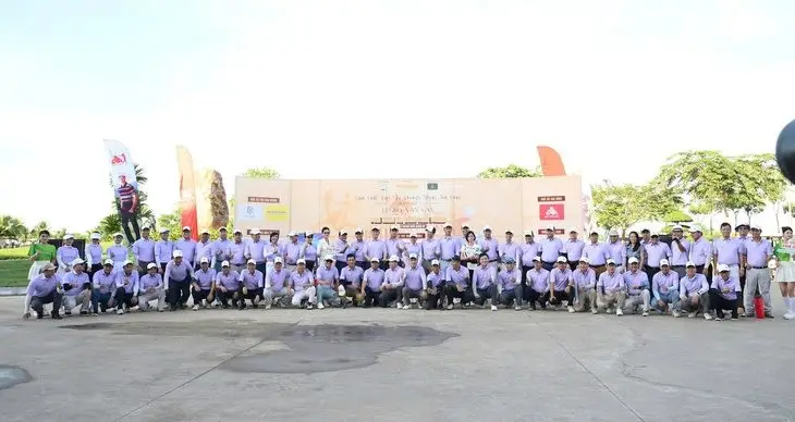 Giải golf quyên góp 200 triệu đồng cho quỹ 'Ươm mầm tài năng kinh doanh' - Ảnh 1.