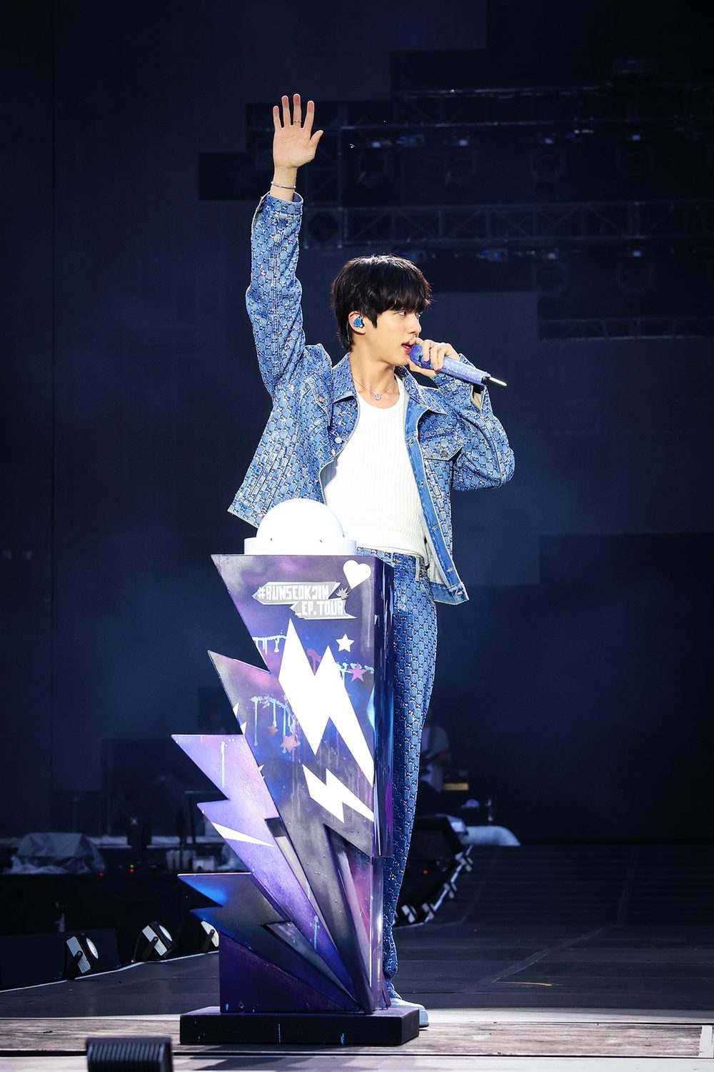 Jin BTS: Hành trình solo lẫy lừng và kỷ lục châu Âu làm nên lịch sử - Ảnh 3.