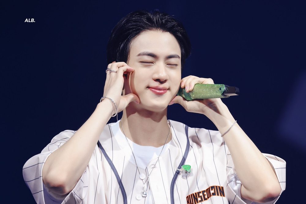 Jin BTS: Hành trình solo lẫy lừng và kỷ lục châu Âu làm nên lịch sử - Ảnh 10.