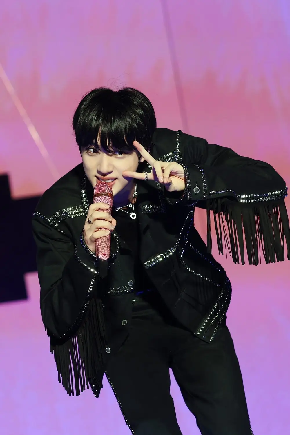Jin BTS: Hành trình solo lẫy lừng và kỷ lục châu Âu làm nên lịch sử - Ảnh 1.