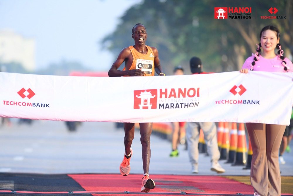 Chân chạy Kenya Lylan Kennedy về nhì ở cự ly 42km của nam với thời gian 2 giờ 30 phút 28 Chân chạy Kenya Lylan Kennedy về nhì ở cự ly 42km của nam với thời gian 2 giờ 30 phút 28