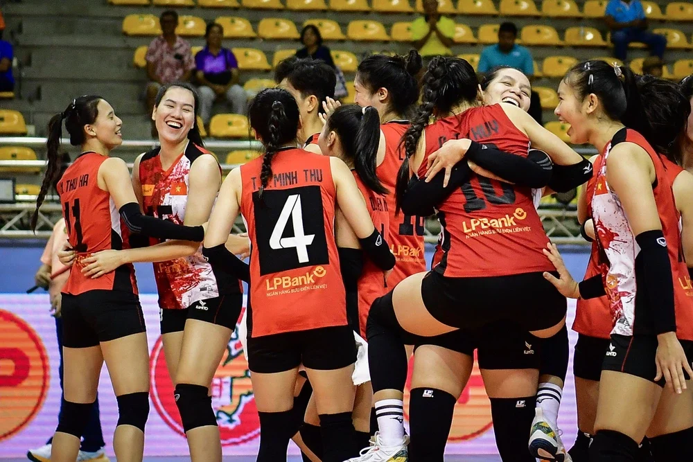 Nguyễn Thị Trinh (thứ 2 từ trái sang) dự kiến sẽ chơi đối chuyền thay thế Bích Tuyền ở LPBank Ninh Bình ở giai đoạn 2 giải VĐQG 2025
