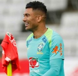 man-utd-ra-dieu-kien-cho-casemiro-20251015102910-1