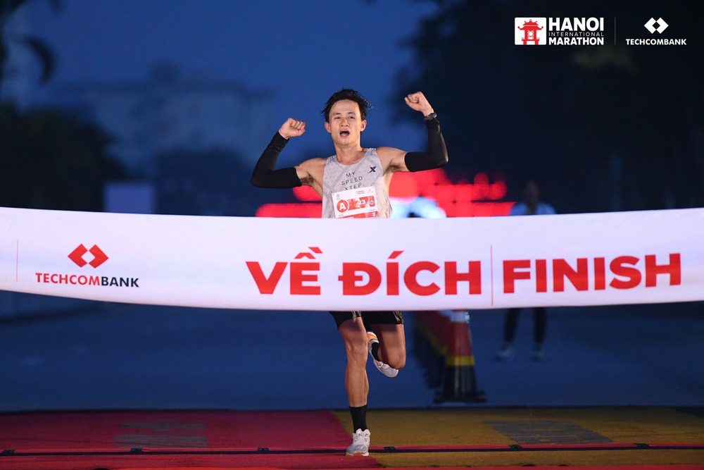 Nguyễn Trung Cường vô địch cự ly 21km của nam giải Techcombank Hanoi International Marathon 2025 Nguyễn Trung Cường vô địch cự ly 21km của nam giải Techcombank Hanoi International Marathon 2025