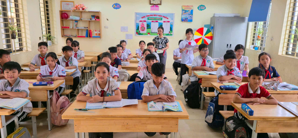 Hà Nội: Toàn bộ học sinh trở lại học trực tiếp, không còn trường bị ngập - Ảnh 1. Hà Nội: Toàn bộ học sinh trở lại học trực tiếp, không còn trường bị ngập - Ảnh 1.