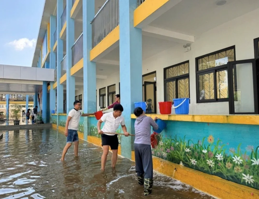Hà Nội yêu cầu các trường chủ động ứng phó mưa lớn do hoàn lưu bão số 11 - Ảnh 1. Hà Nội yêu cầu các trường chủ động ứng phó mưa lớn do hoàn lưu bão số 11 - Ảnh 1.