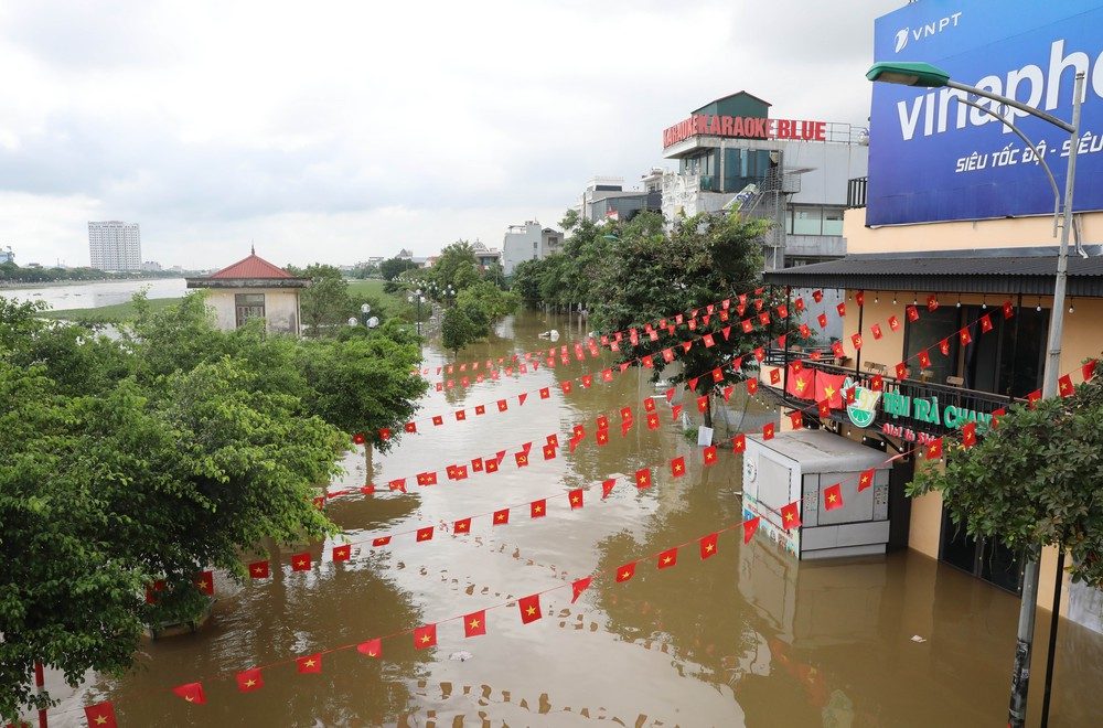 Bão số 10: Nước sông Đáy dâng cao, ảnh hưởng đến đời sống người dân Ninh Bình - Ảnh 1. Bão số 10: Nước sông Đáy dâng cao, ảnh hưởng đến đời sống người dân Ninh Bình - Ảnh 1.