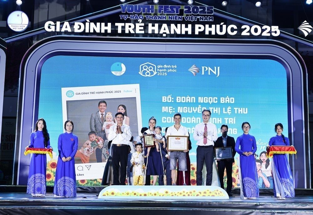 Vinh danh 10 “Gia đình trẻ hạnh phúc” năm 2025 - Ảnh 4. Vinh danh 10 “Gia đình trẻ hạnh phúc” năm 2025 - Ảnh 4.