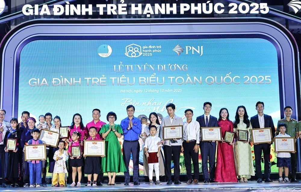 Vinh danh 10 “Gia đình trẻ hạnh phúc” năm 2025 - Ảnh 1. Vinh danh 10 “Gia đình trẻ hạnh phúc” năm 2025 - Ảnh 1.